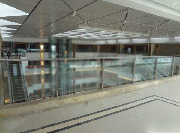 商場圍欄夾膠玻璃